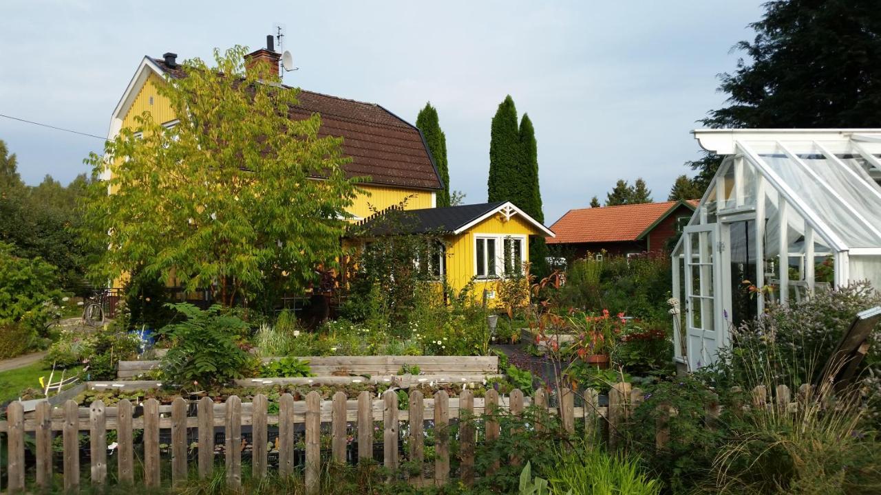 Perenner Pa Bakgarden Bed & Breakfast Motala Bagian luar foto